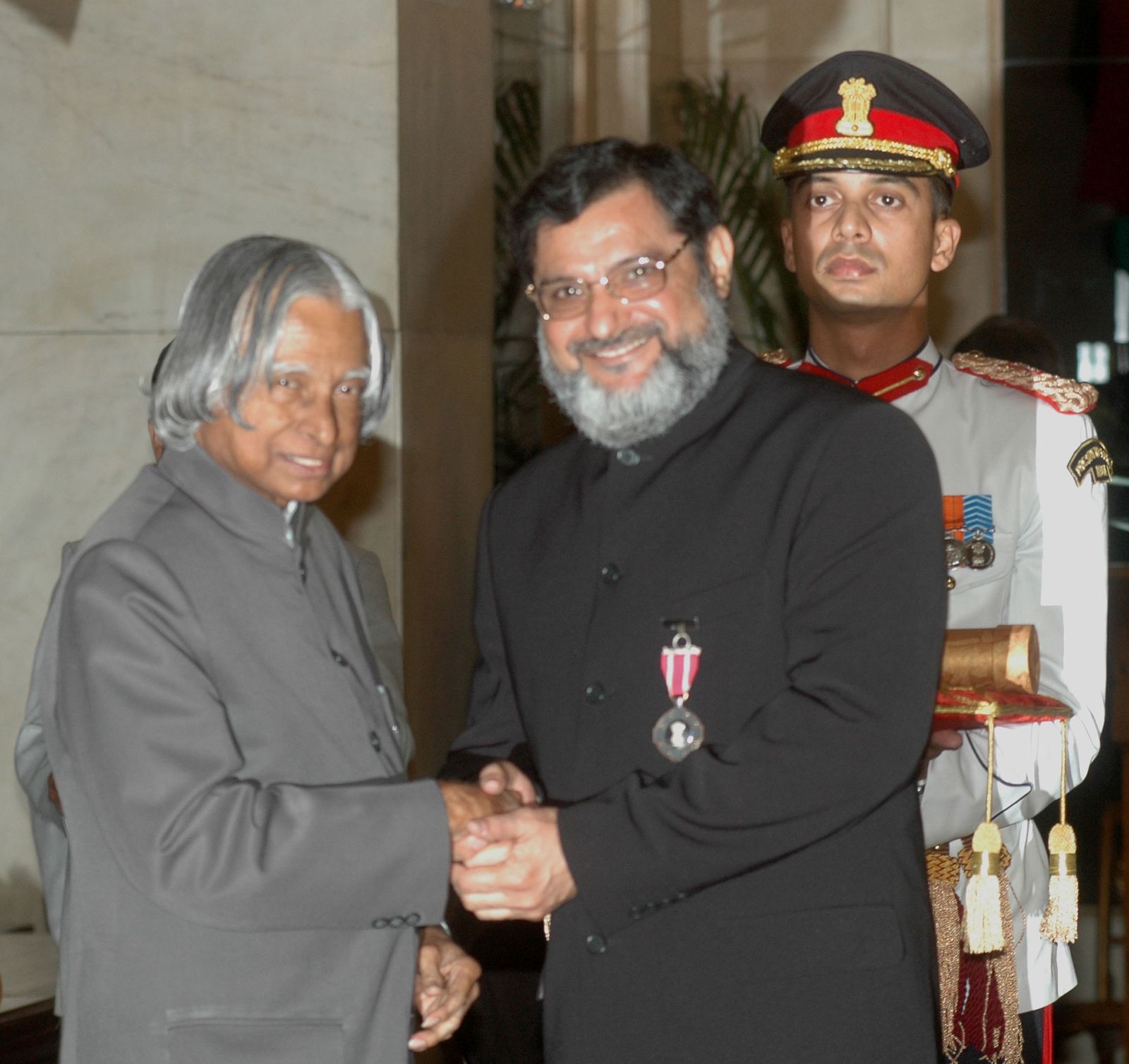 Padma Shri Prof. Dr. Mohsin Wali receiving the Padma Shri from President APJ Abdul Kalam
